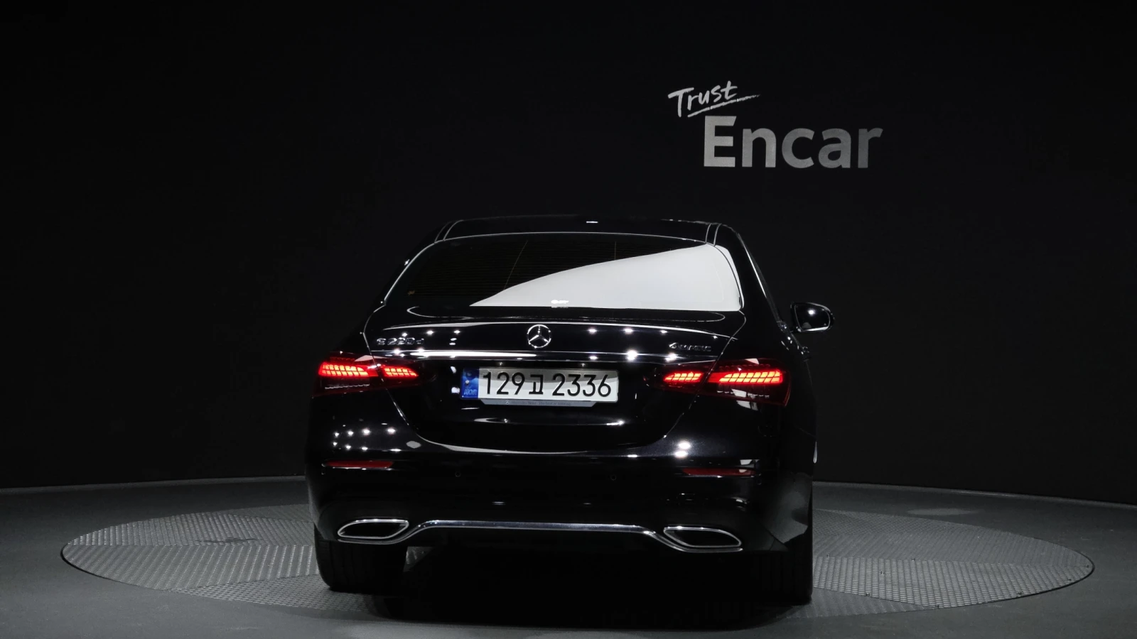 Mercedes-Benz E 220 AMG* DIESEL* AWD* КОЖА* ПОДГР* ОБДУХ* 360* HUD* LI, снимка 4 - Автомобили и джипове - 54782007