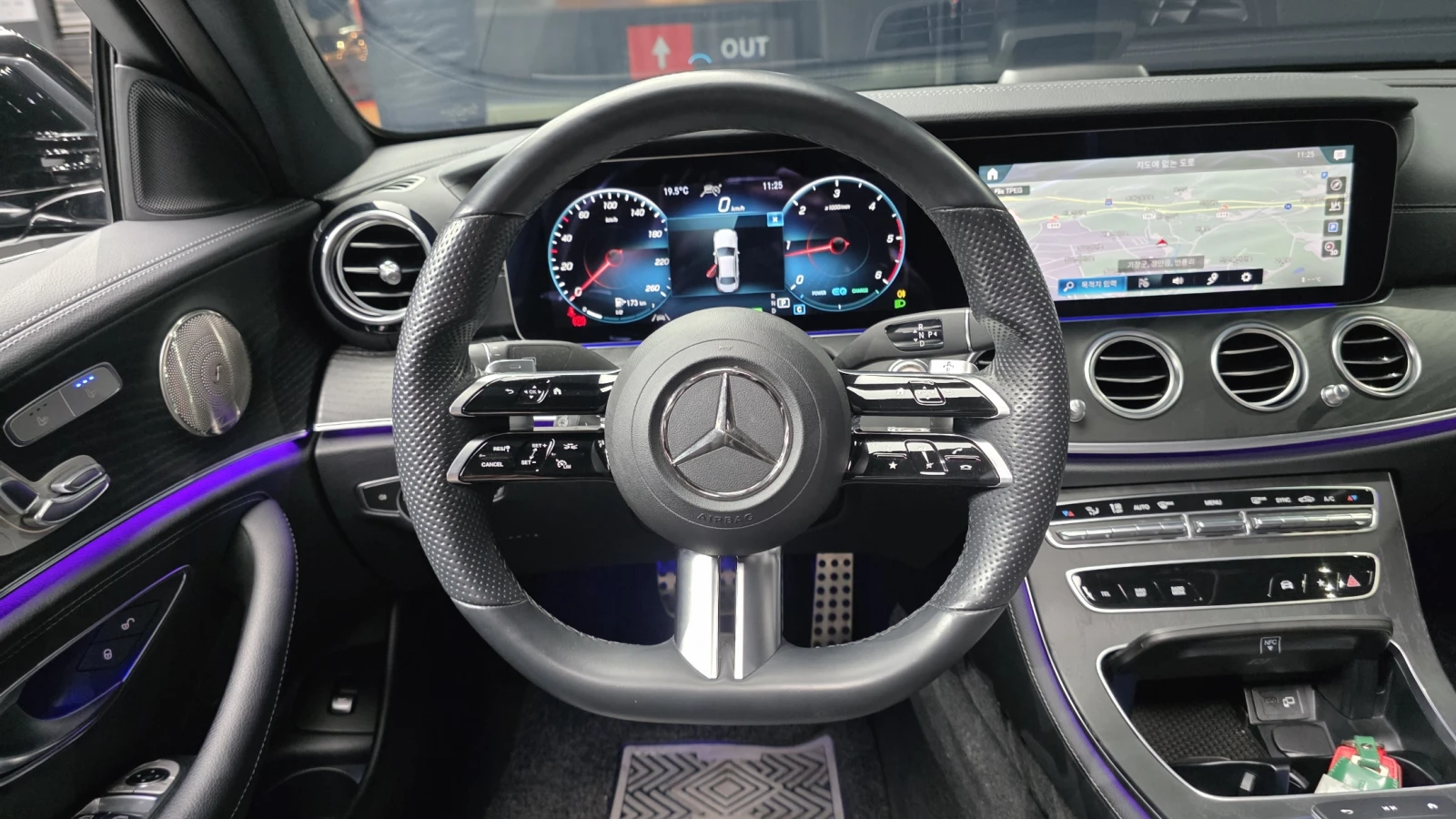 Mercedes-Benz E 220 AMG* DIESEL* AWD* КОЖА* ПОДГР* ОБДУХ* 360* HUD* LI, снимка 12 - Автомобили и джипове - 54782007
