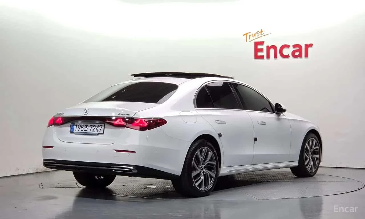 Mercedes-Benz E 220 d 4MATIC Exclusive , снимка 2 - Автомобили и джипове - 56649327