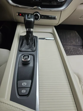 Volvo XC60 2.0 D4 Напълно обслужен + Каско + Гражданска, снимка 11 - Автомобили и джипове - 53699208
