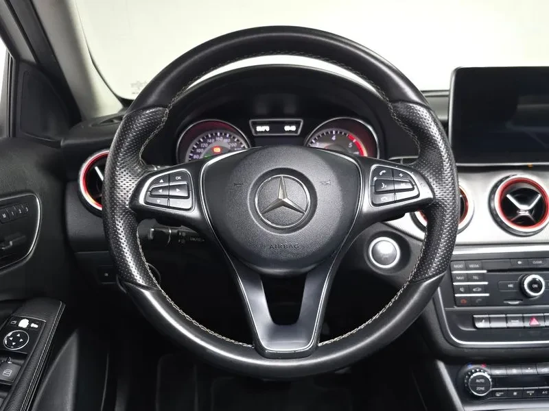 Mercedes-Benz GLA 200  D, снимка 13 - Автомобили и джипове - 55010120