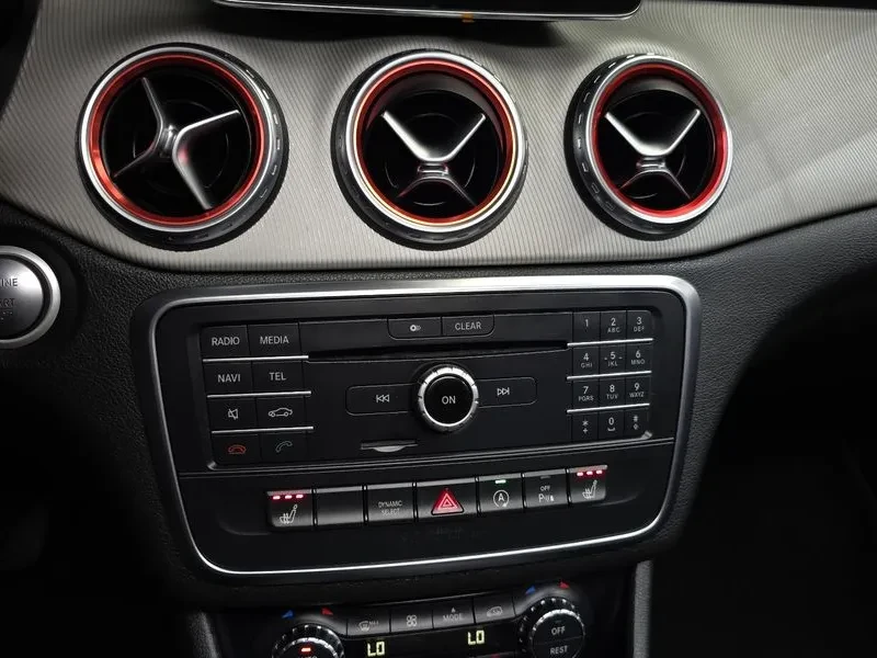 Mercedes-Benz GLA 200  D, снимка 16 - Автомобили и джипове - 55010120