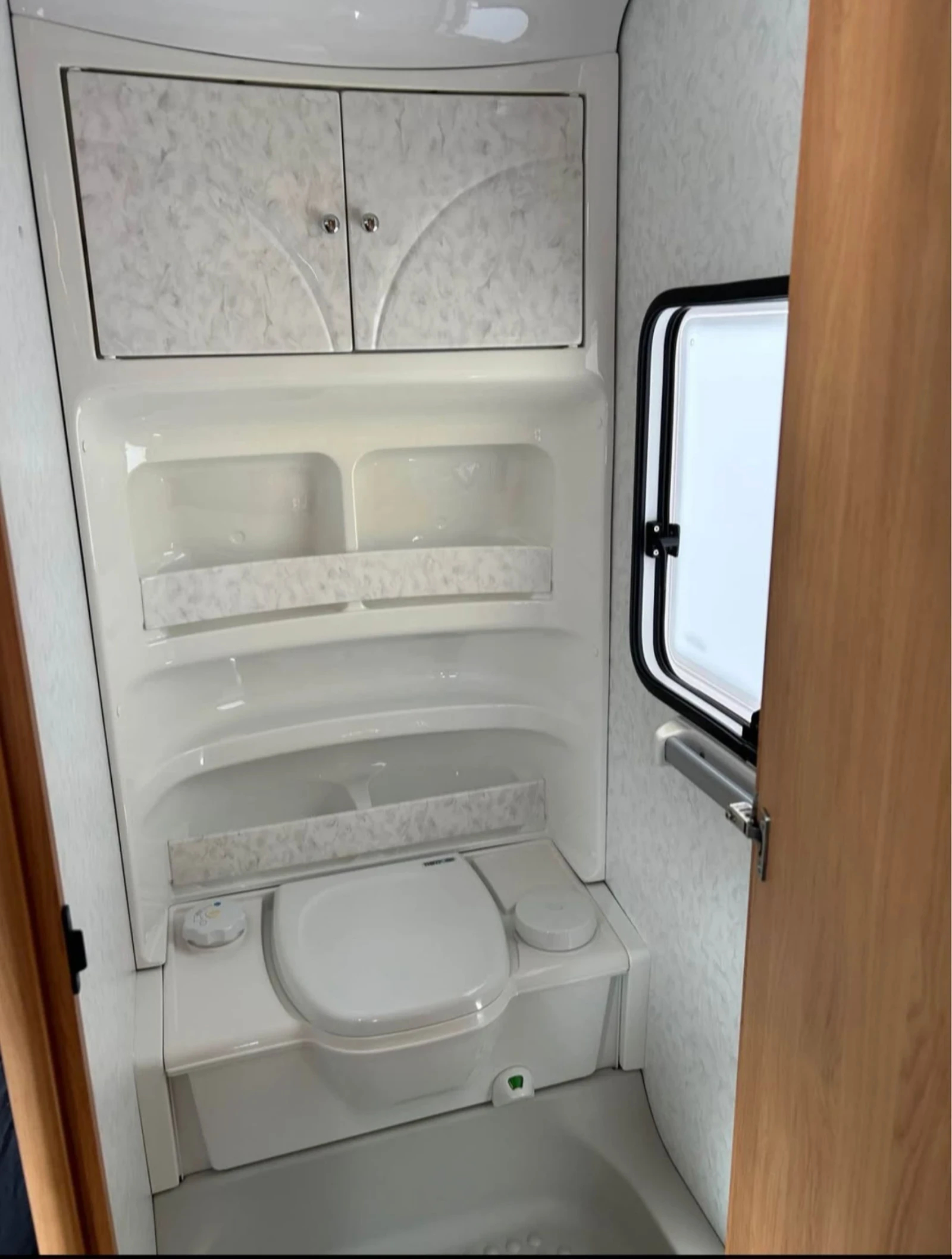 Каравана Hobby Excellent easy, снимка 7 - Каравани и кемпери - 53991330