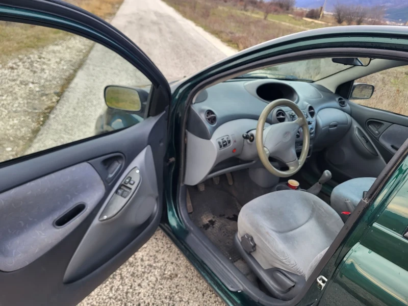 Toyota Yaris 1.0, снимка 8 - Автомобили и джипове - 48356333