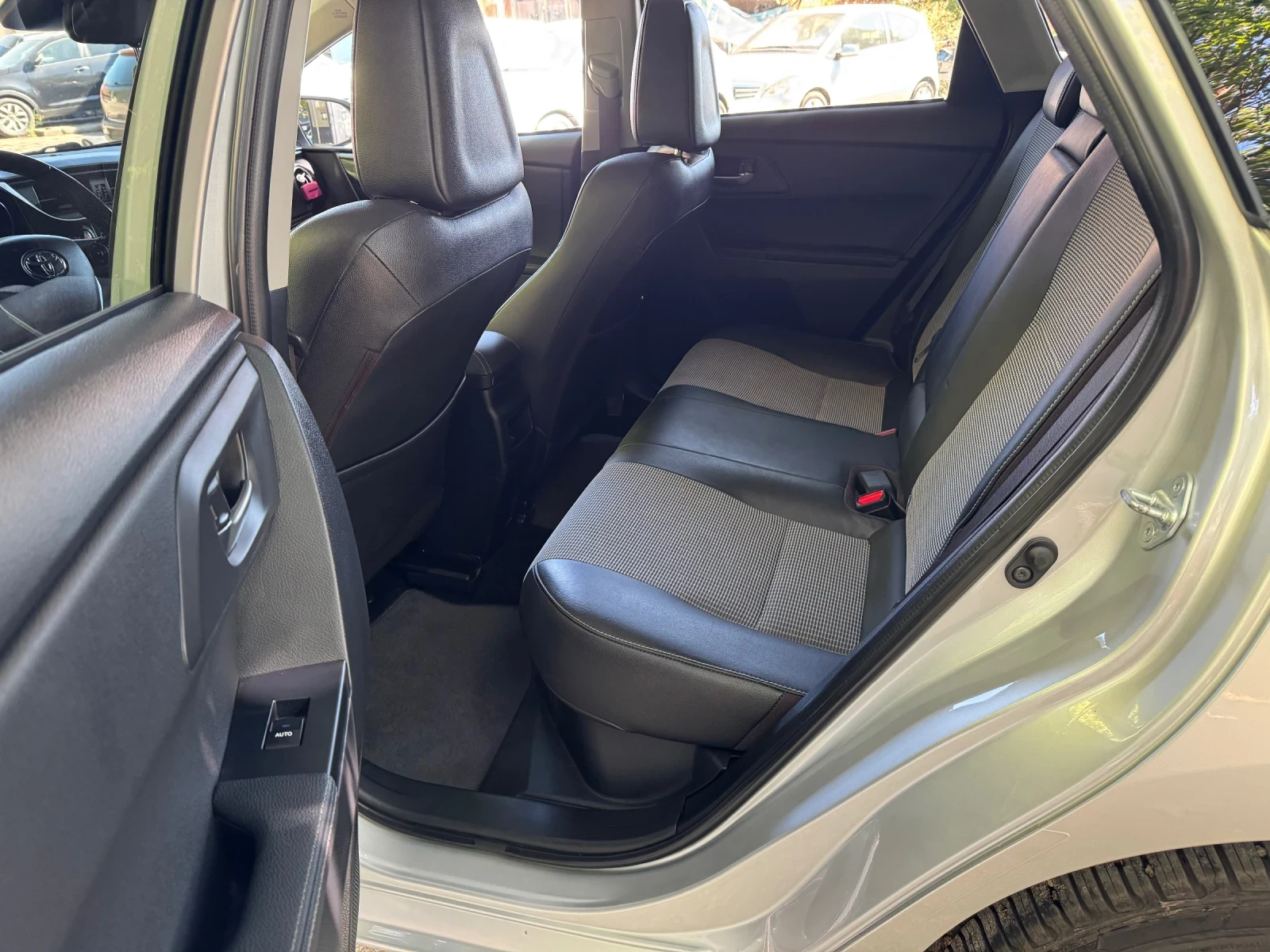 Toyota Auris 1.8Hybrid.112х.км!BI-LED.NAVI.KeylessGO.2-КлючаНов - изображение 8