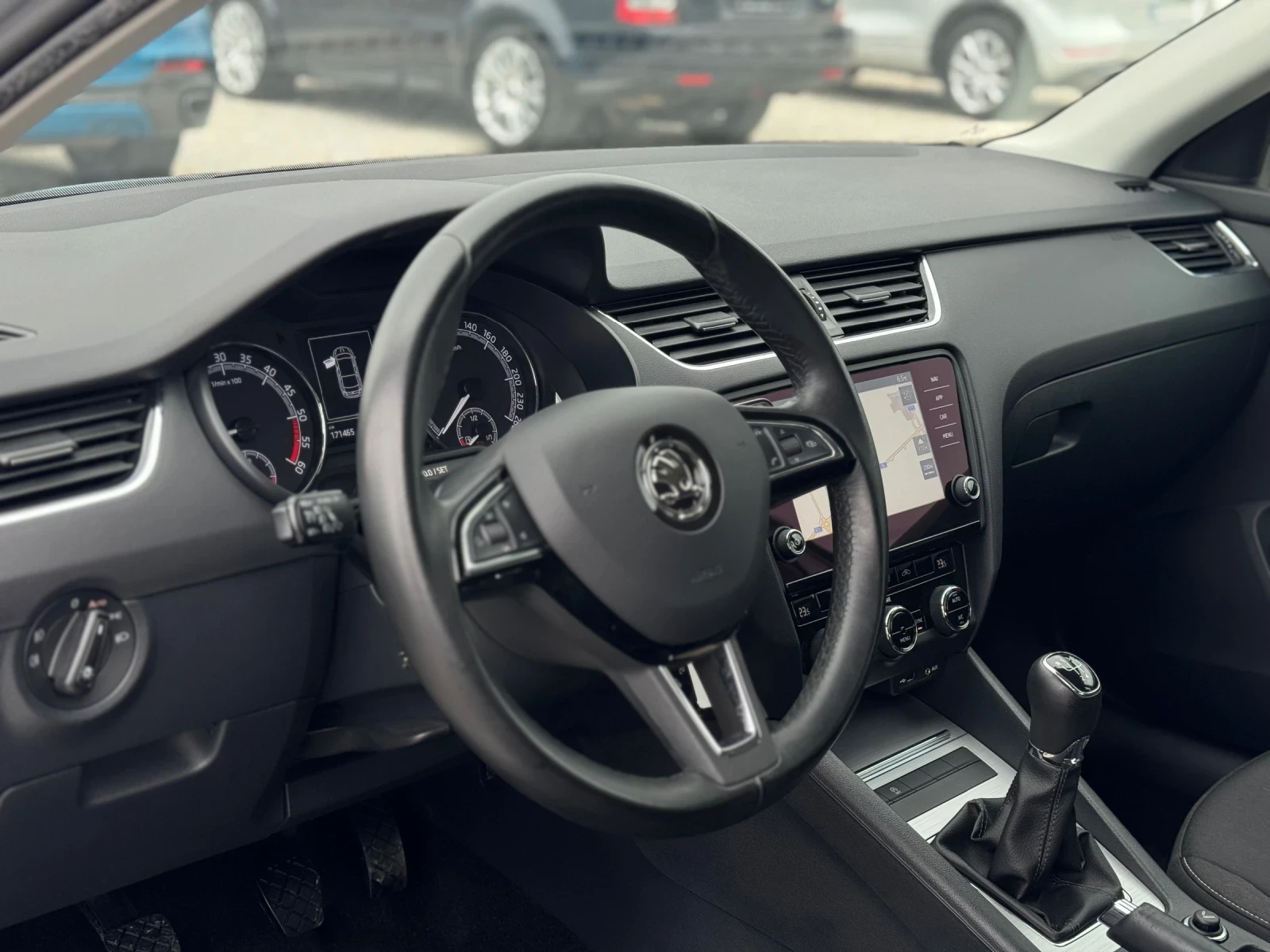 Skoda Octavia 1.6TDI navi, снимка 8 - Автомобили и джипове - 53825724