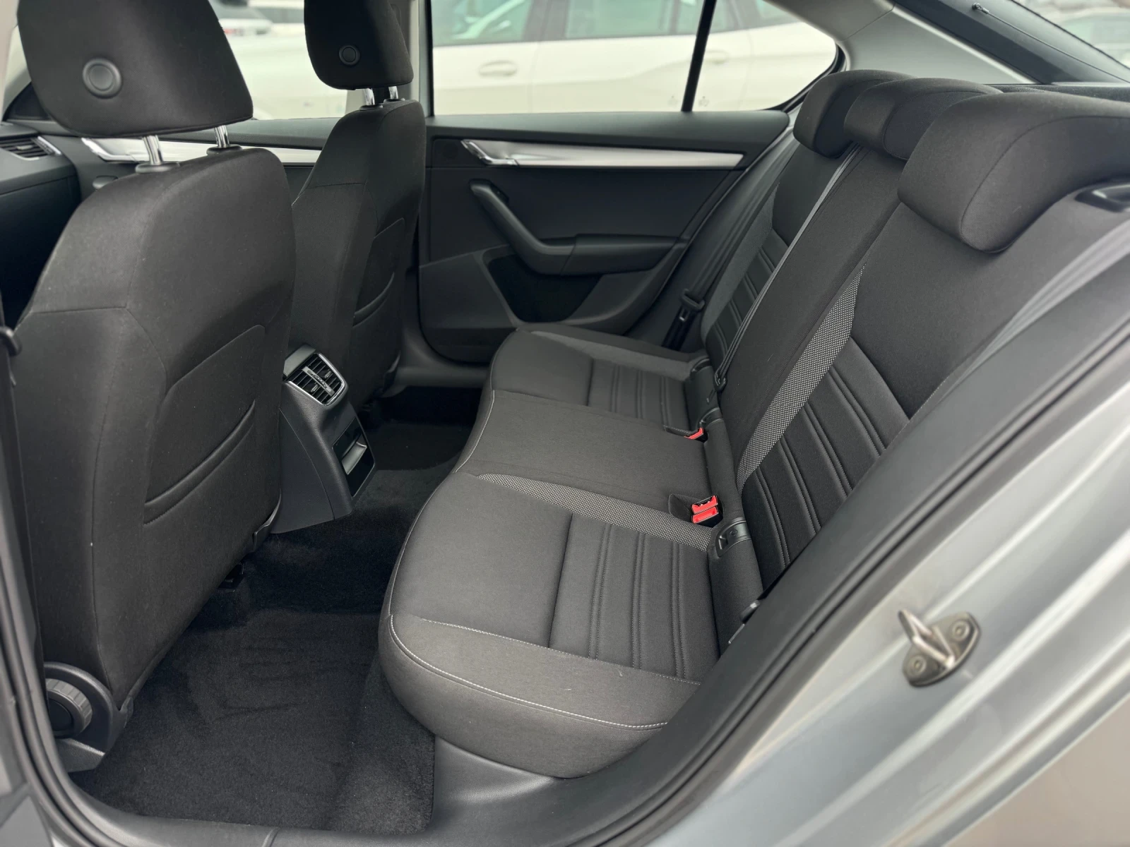 Skoda Octavia 1.6TDI navi, снимка 11 - Автомобили и джипове - 53825724