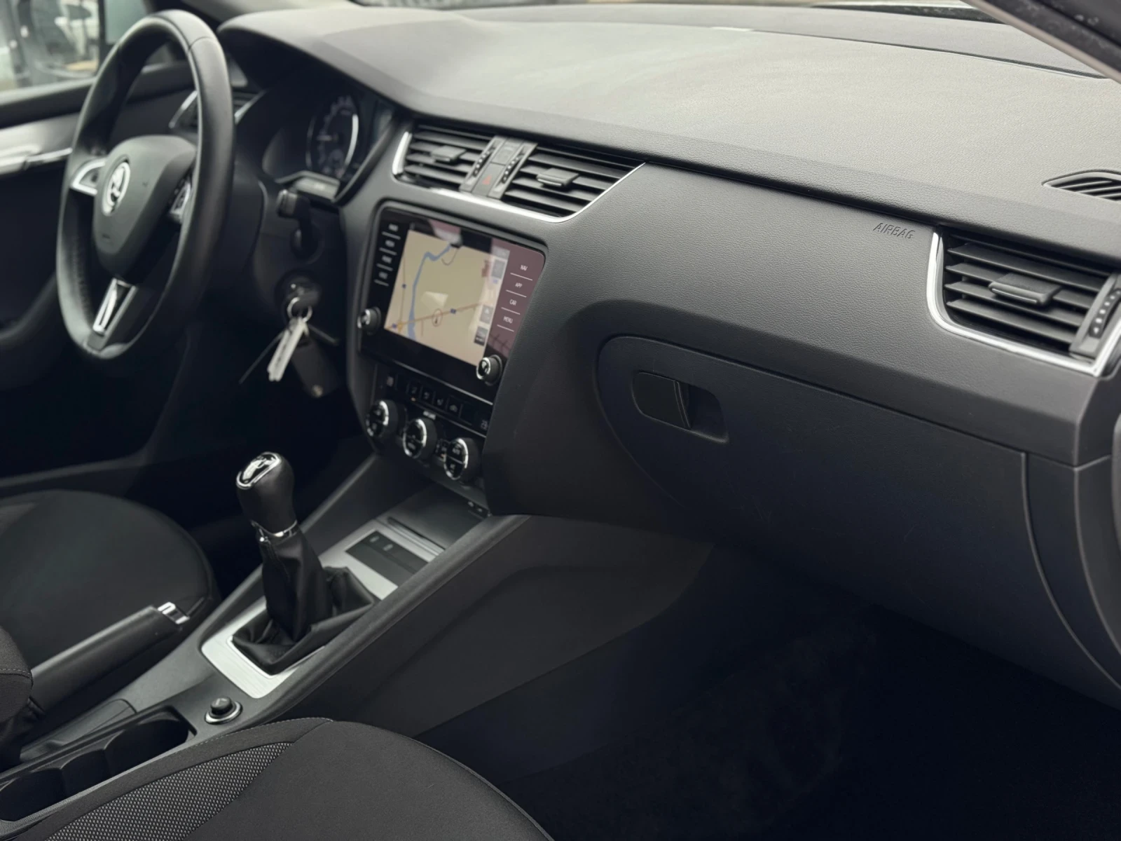 Skoda Octavia 1.6TDI navi, снимка 13 - Автомобили и джипове - 53825724