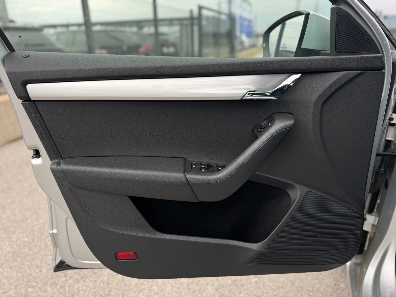 Skoda Octavia 1.6TDI navi, снимка 9 - Автомобили и джипове - 53825724