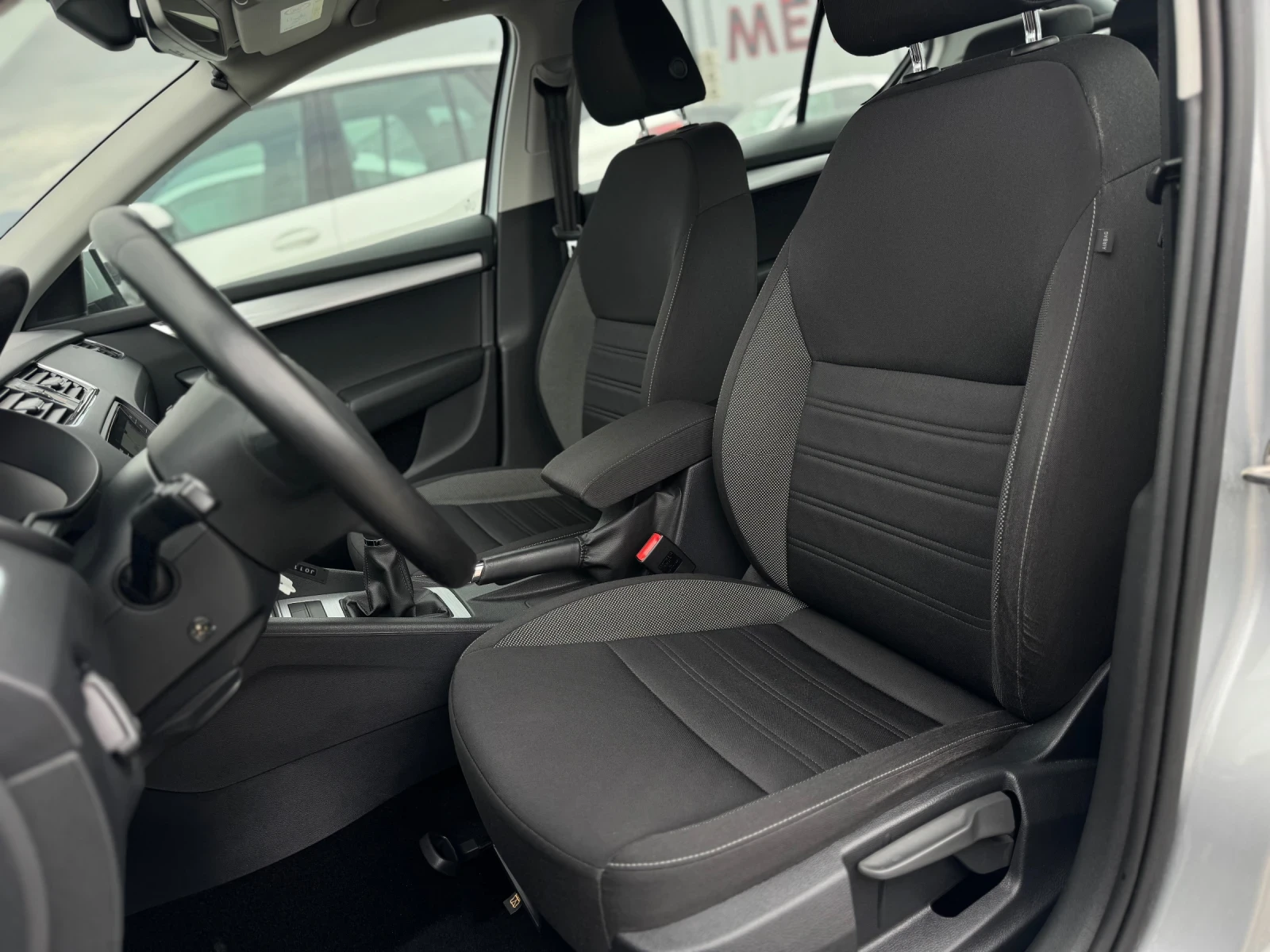 Skoda Octavia 1.6TDI navi, снимка 10 - Автомобили и джипове - 53825724