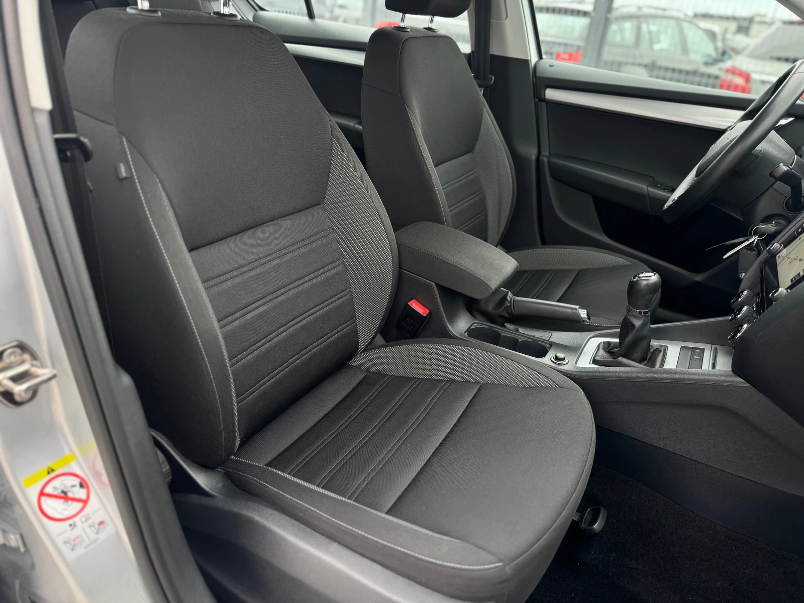 Skoda Octavia 1.6TDI navi, снимка 14 - Автомобили и джипове - 53825724