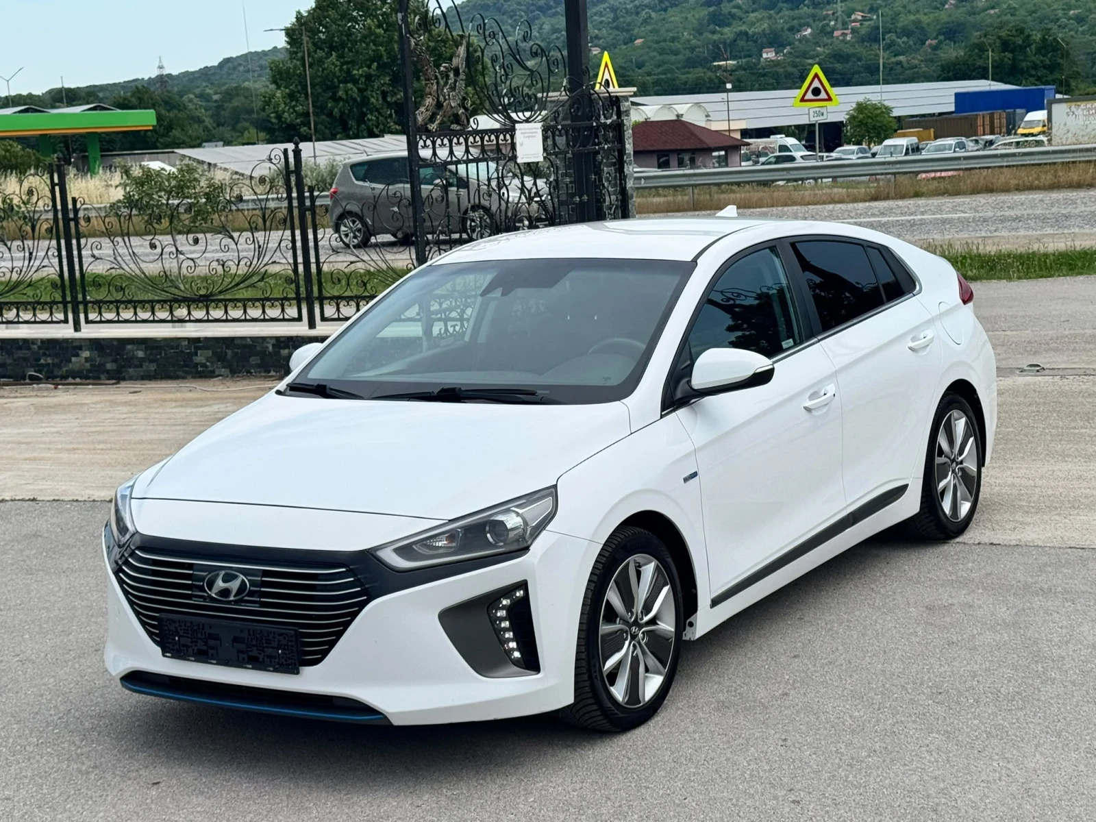 Hyundai Ioniq Топ състояние лизинг бензин хибрид 