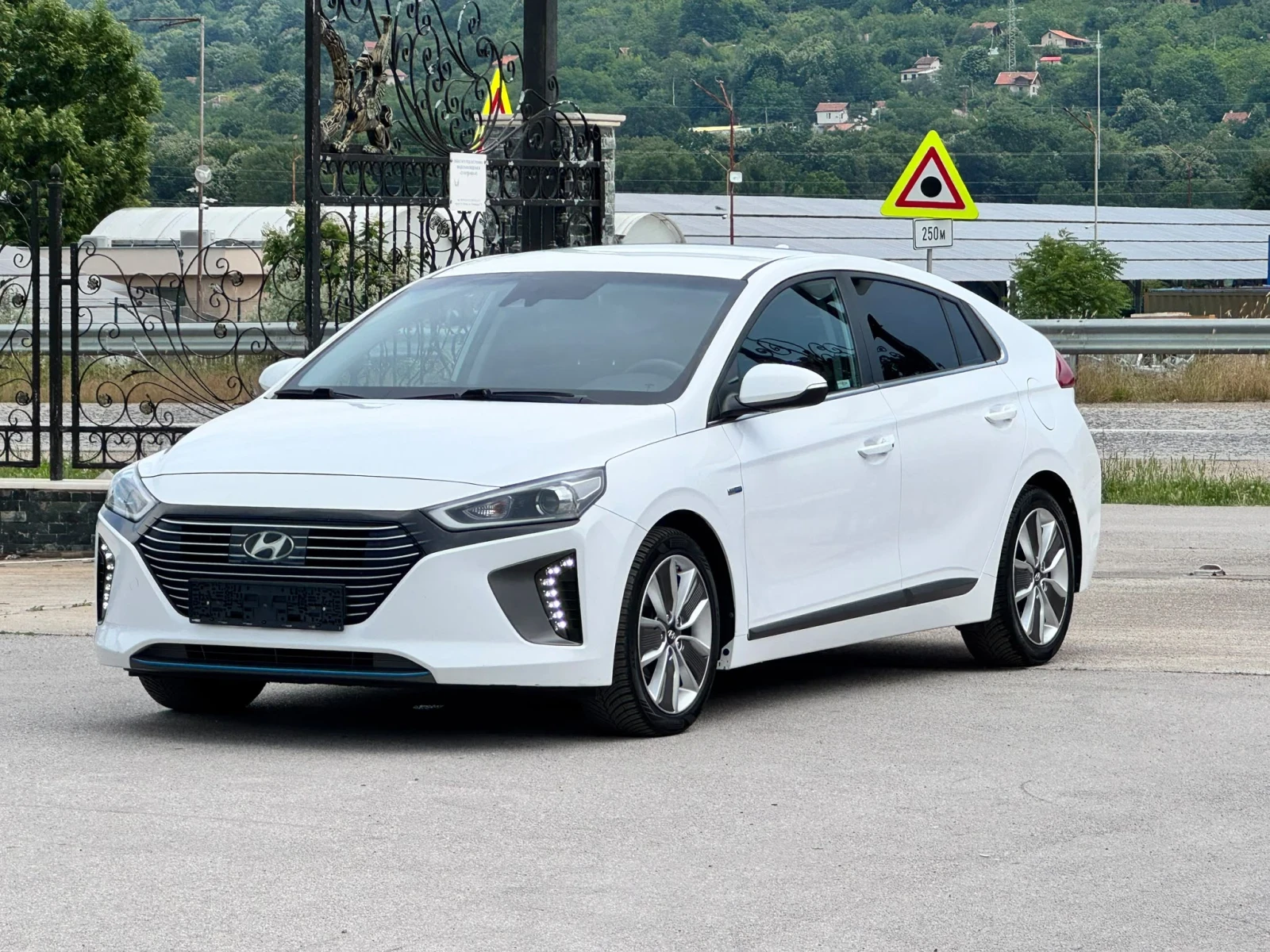 Hyundai Ioniq Топ състояние лизинг бензин хибрид , снимка 2 - Автомобили и джипове - 54883197
