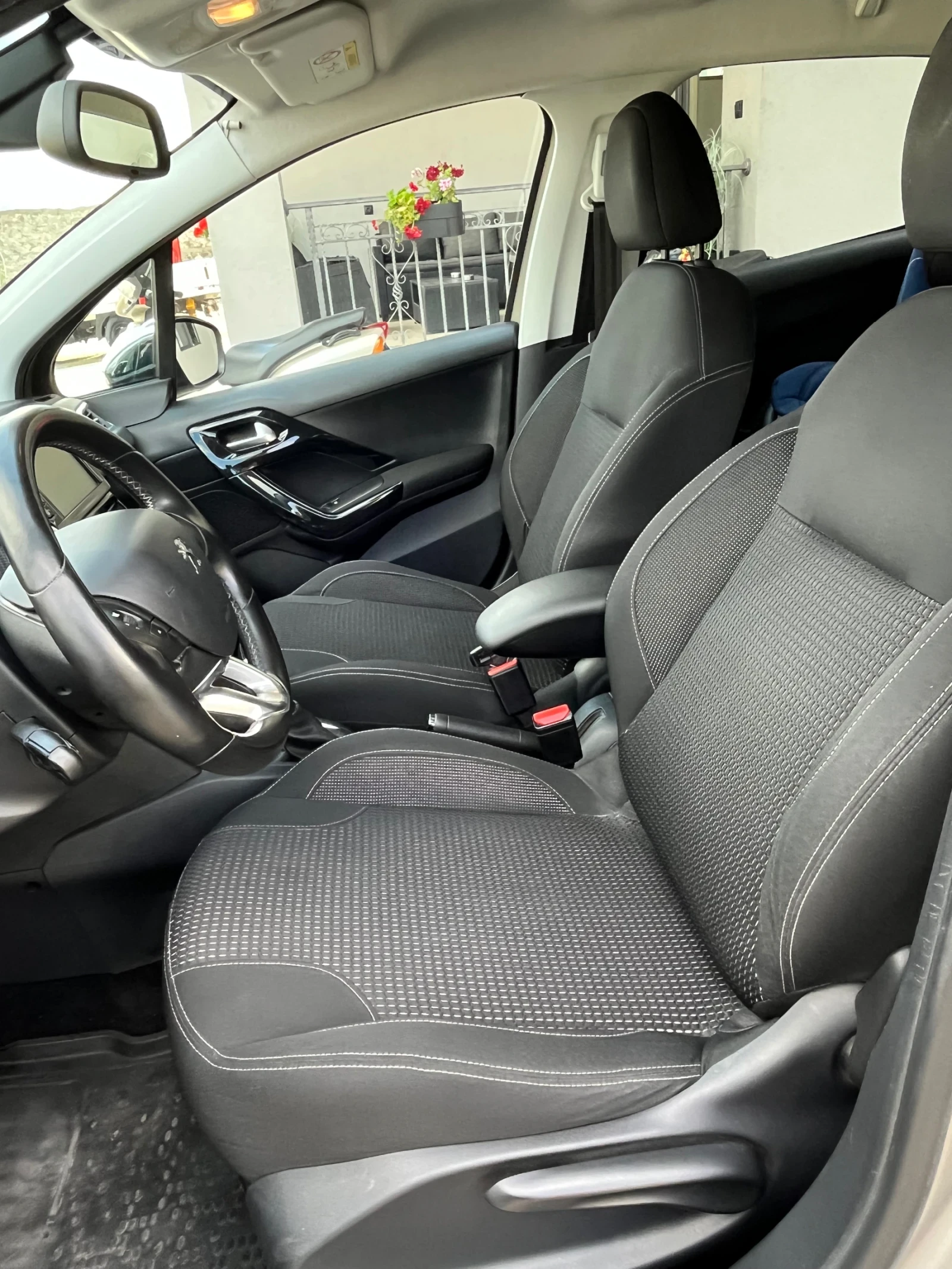 Peugeot 208 208 HDI , снимка 10 - Автомобили и джипове - 54919229