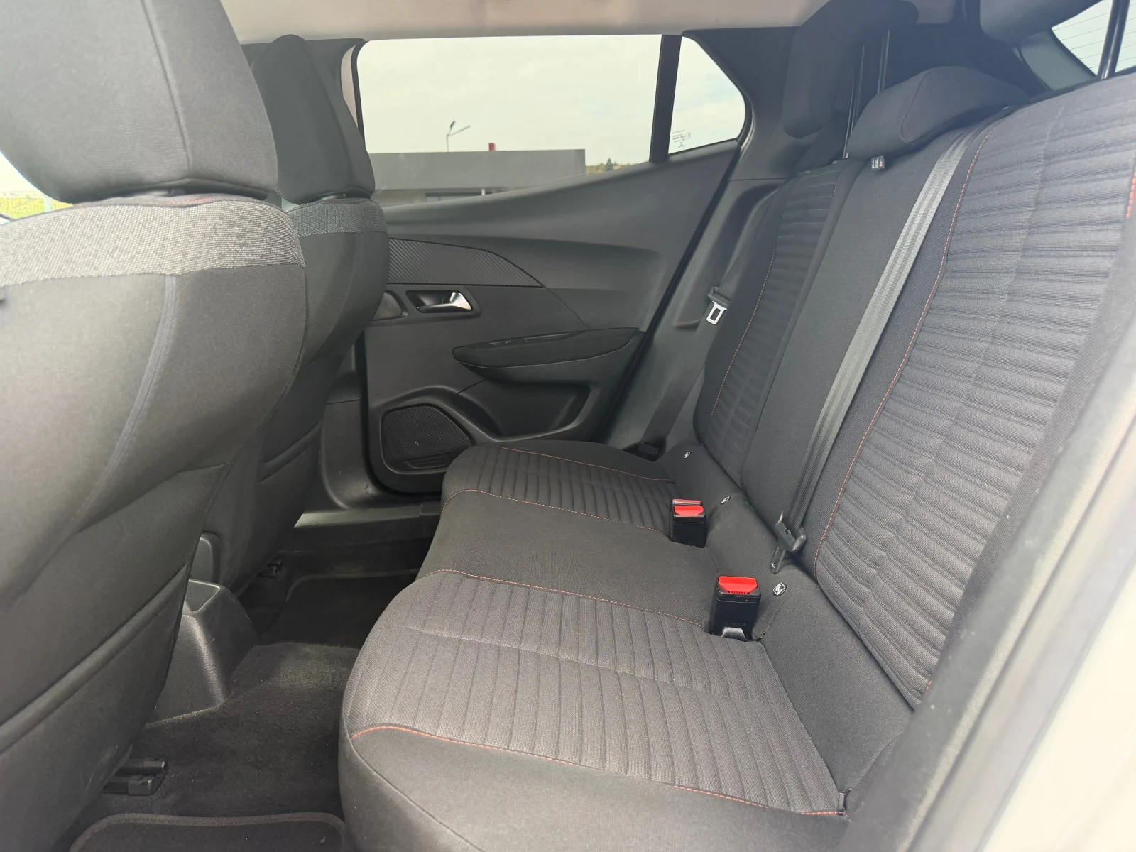 Peugeot 2008 1.5HDI* EURO6* ОБСЛУЖЕНА * ТОП СЪСТОЯНИЕ* , снимка 7 - Автомобили и джипове - 56063959