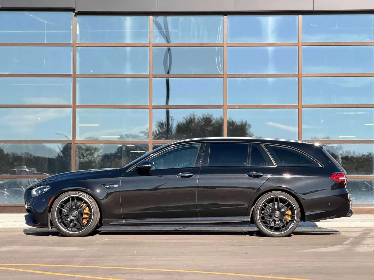 Mercedes-Benz E 63 AMG S 4MATIC+ Wagon| Carbon Ceramic Brakes| 2 КЛЮЧА, снимка 2 - Автомобили и джипове - 56216814