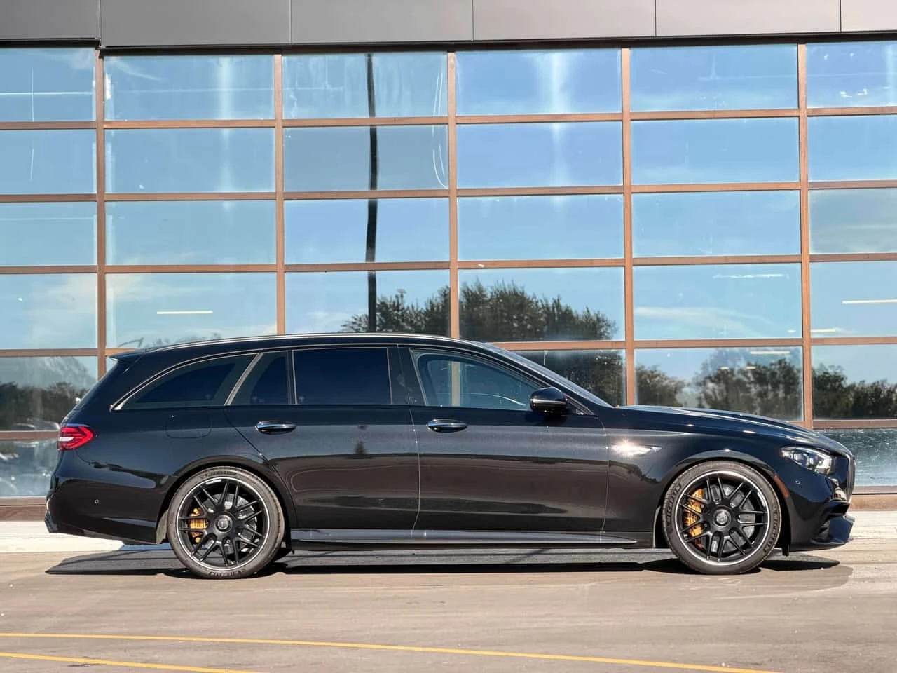 Mercedes-Benz E 63 AMG S 4MATIC+ Wagon| Carbon Ceramic Brakes| 2 КЛЮЧА, снимка 3 - Автомобили и джипове - 56216814