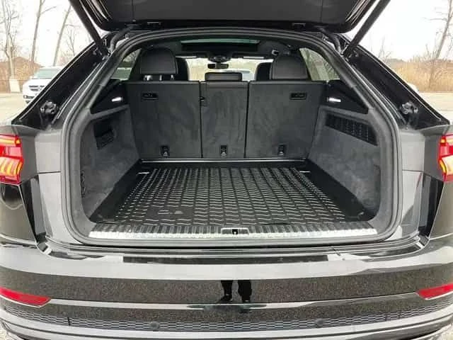 Audi Q8 * BLACK OPTICS * 360 * ОБДУХВАНЕ * ПАНО , снимка 13 - Автомобили и джипове - 54416052