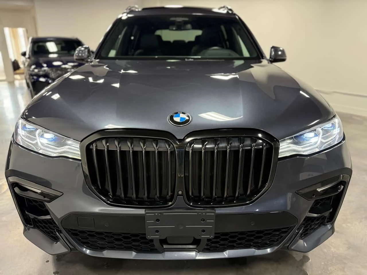 BMW X7 M50i * МАСАЖИ * ДИСТРОНИК* 360* ОБДУХВАНЕ - изображение 3