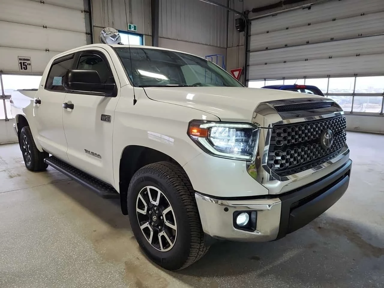 Toyota Tundra SR5 PLUS| PANORAMA| 2 ЧИФТА ГУМИ С ДЖАНТИ| CARFAX, снимка 2 - Автомобили и джипове - 54591591