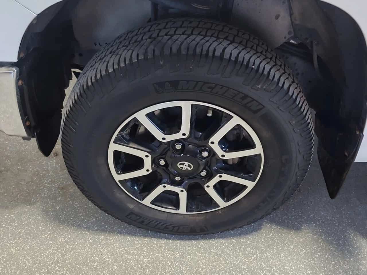 Toyota Tundra SR5 PLUS| PANORAMA| 2 ЧИФТА ГУМИ С ДЖАНТИ| CARFAX, снимка 6 - Автомобили и джипове - 54591591