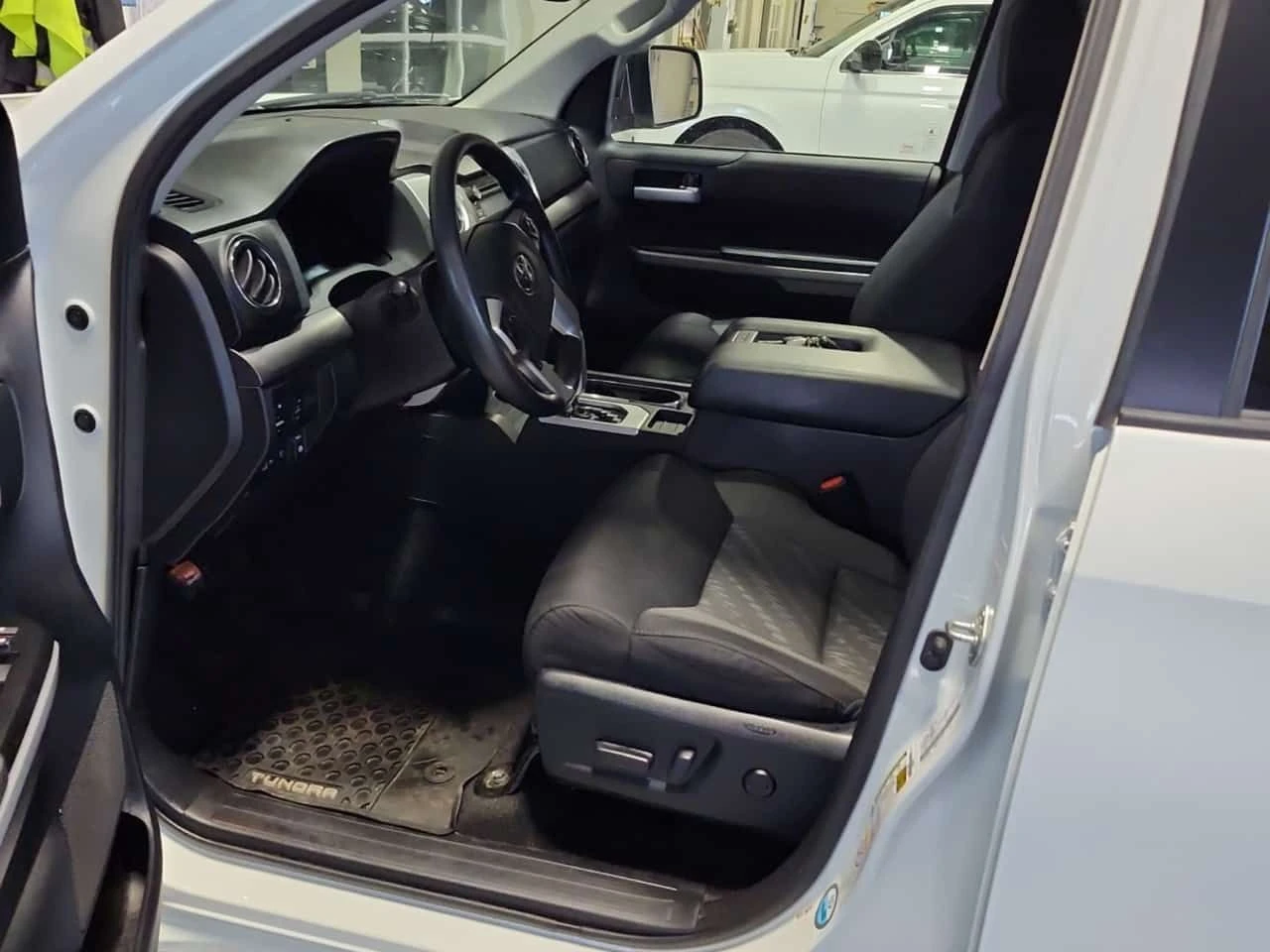 Toyota Tundra SR5 PLUS| PANORAMA| 2 ЧИФТА ГУМИ С ДЖАНТИ| CARFAX, снимка 5 - Автомобили и джипове - 54591591