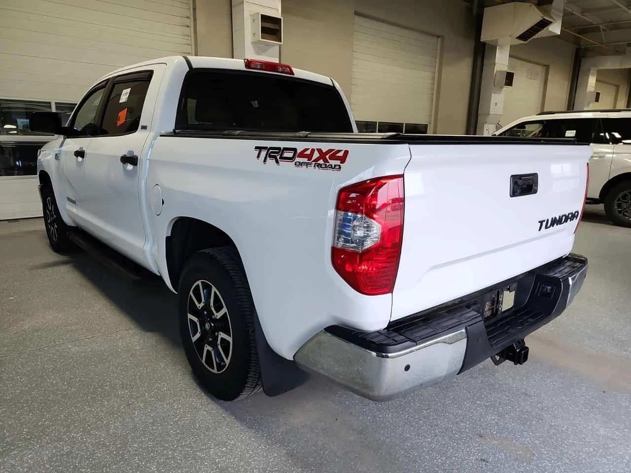 Toyota Tundra SR5 PLUS| PANORAMA| 2 ЧИФТА ГУМИ С ДЖАНТИ| CARFAX, снимка 4 - Автомобили и джипове - 54591591