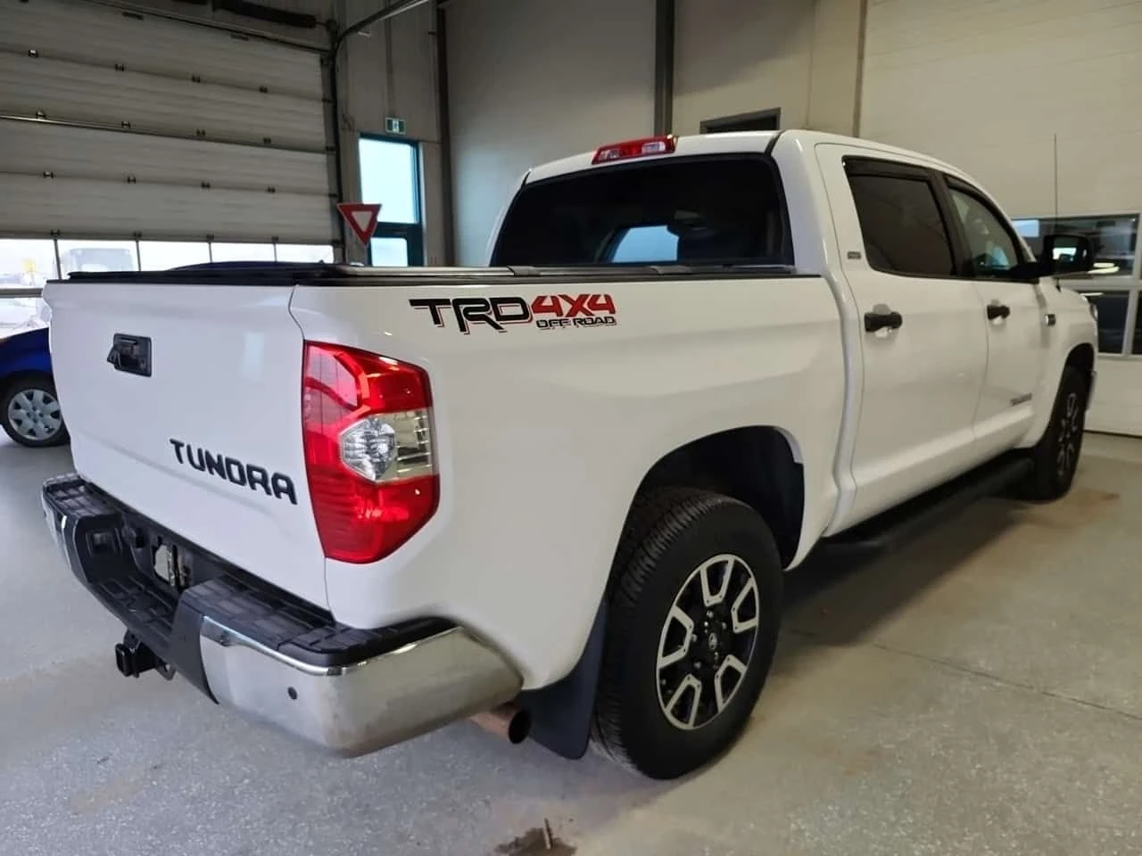 Toyota Tundra SR5 PLUS| PANORAMA| 2 ЧИФТА ГУМИ С ДЖАНТИ| CARFAX, снимка 3 - Автомобили и джипове - 54591591