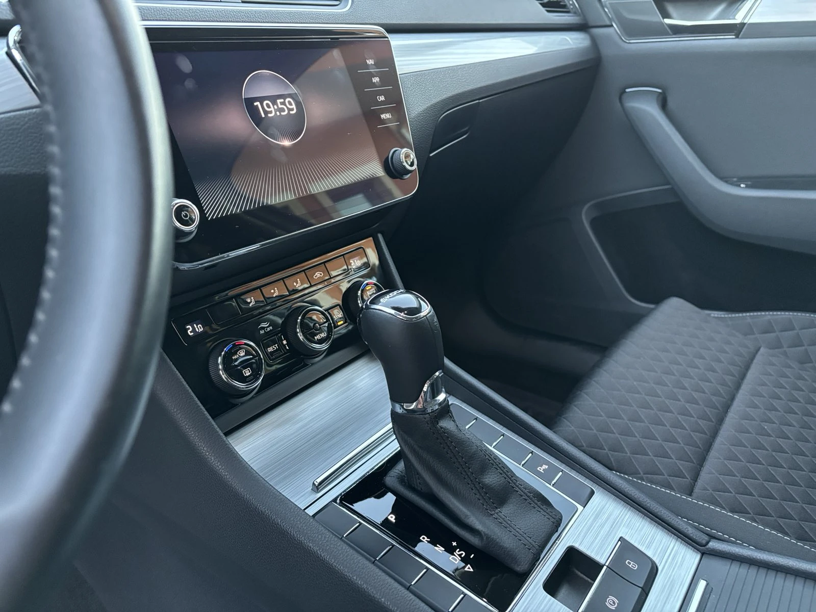Skoda Superb 2.0TDI - изображение 10