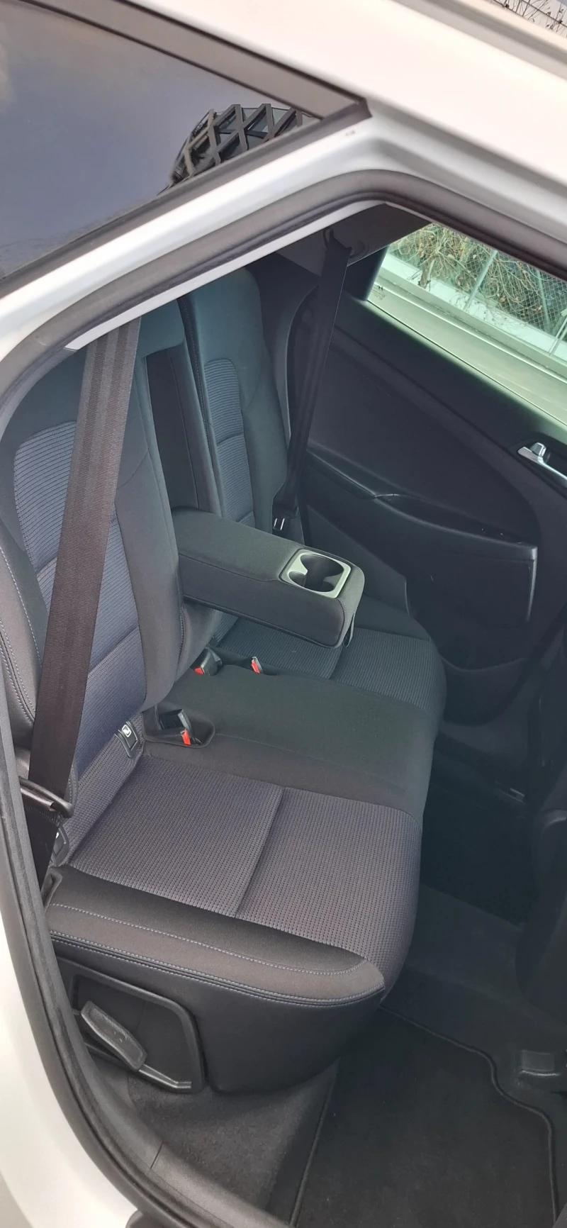 Hyundai Tucson 2.0 184kc Automat Line asist DistronicXenon Led, снимка 12 - Автомобили и джипове - 52966054