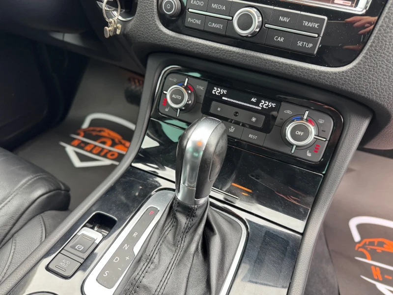 VW Touareg 3.0 TDi / LED / Navi , снимка 9 - Автомобили и джипове - 53418197