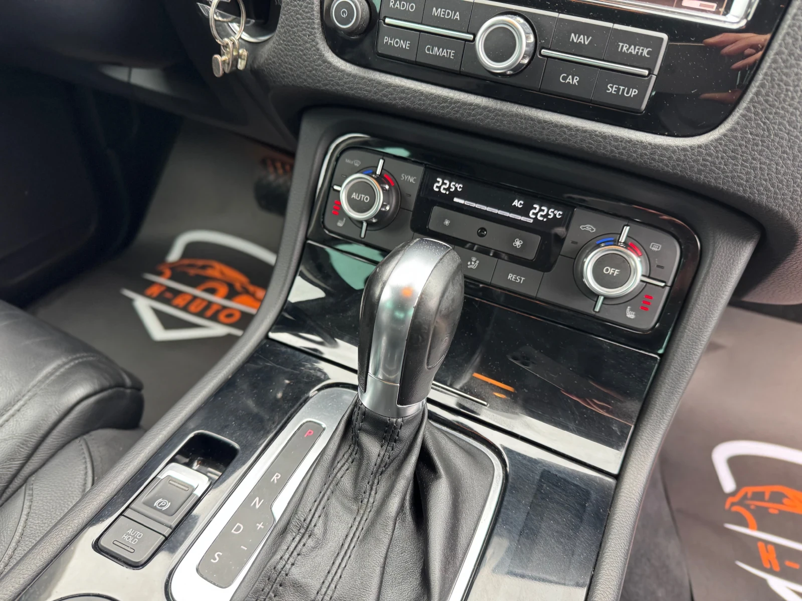 VW Touareg 3.0 TDi / LED / Navi  - изображение 9