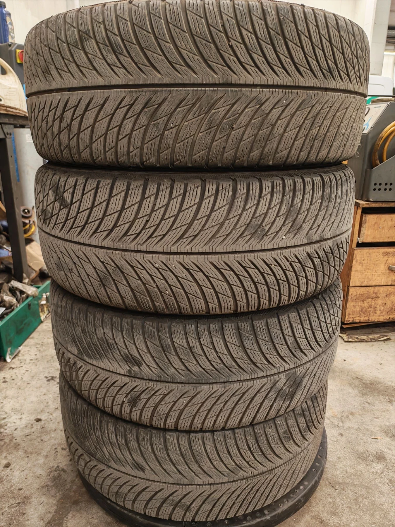 Гуми Зимни 245/45R18