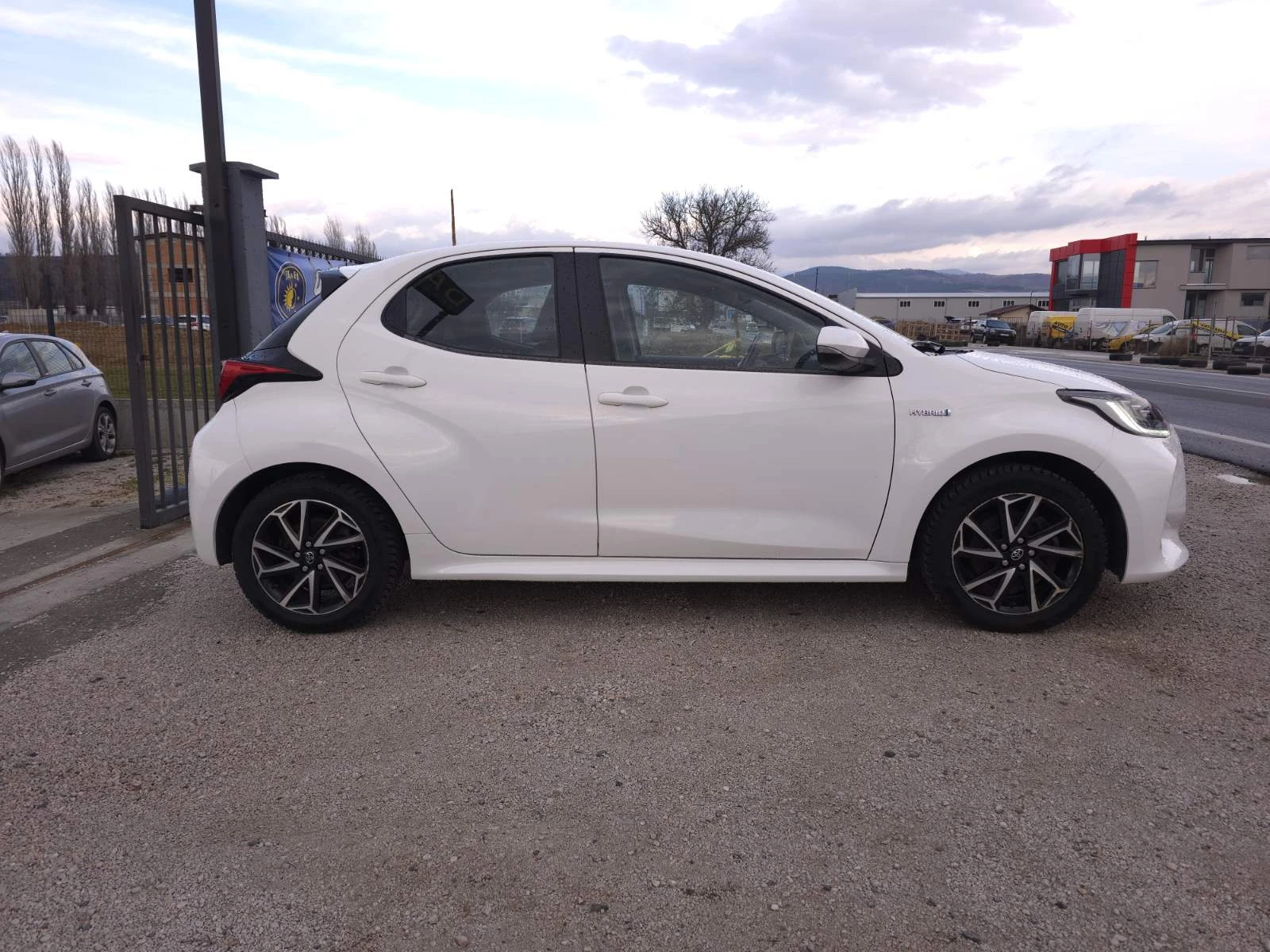 Toyota Yaris 1.5 Hybrid e-CVT Джанти| Камера| Матрични фарове, снимка 9 - Автомобили и джипове - 54074879