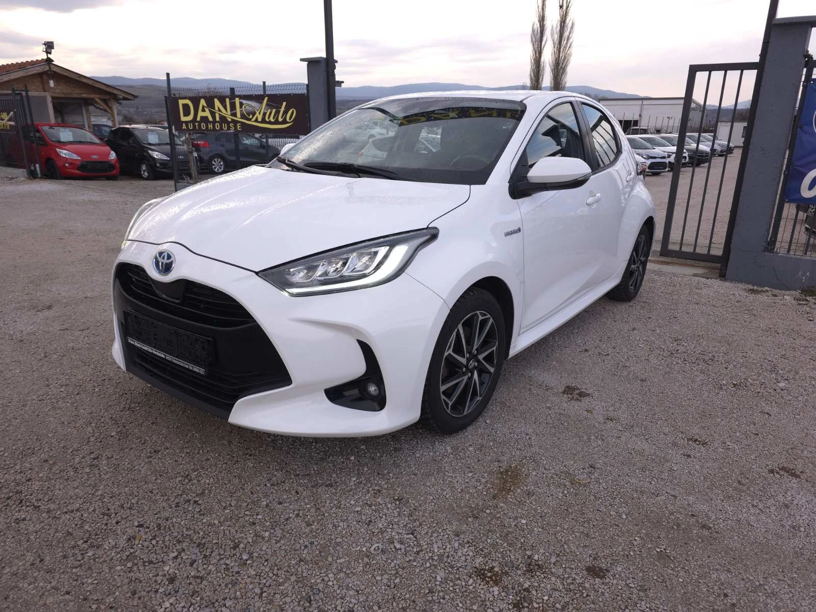 Toyota Yaris 1.5 Hybrid e-CVT Джанти| Камера| Матрични фарове, снимка 4 - Автомобили и джипове - 54074879