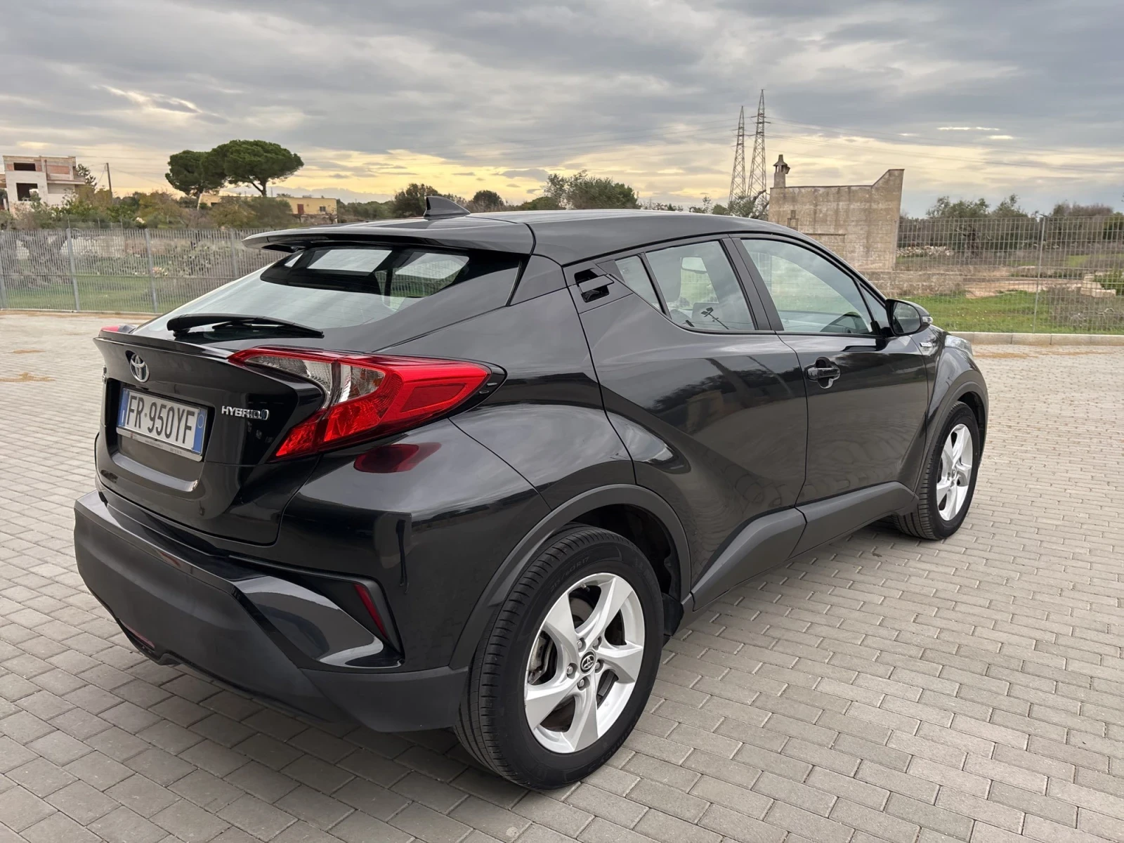 Toyota C-HR 1.8/CarPlay/Подгрев/Нави/45200км/Цена до България - изображение 3