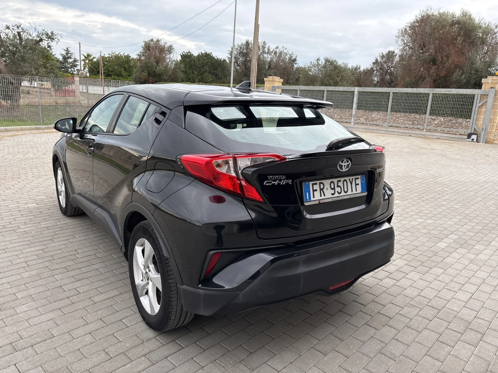 Toyota C-HR 1.8/CarPlay/Подгрев/Нави/45200км/Цена до България - изображение 4