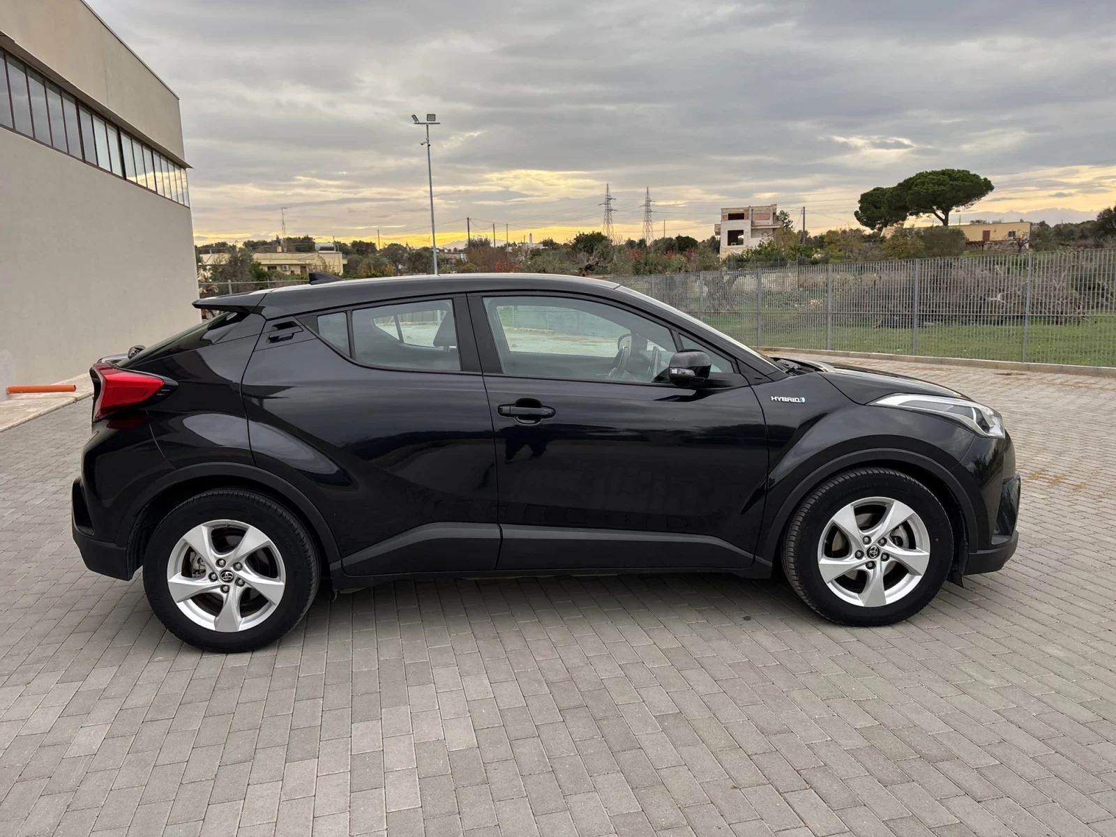 Toyota C-HR 1.8/CarPlay/Подгрев/Нави/45200км/Цена до България - изображение 6