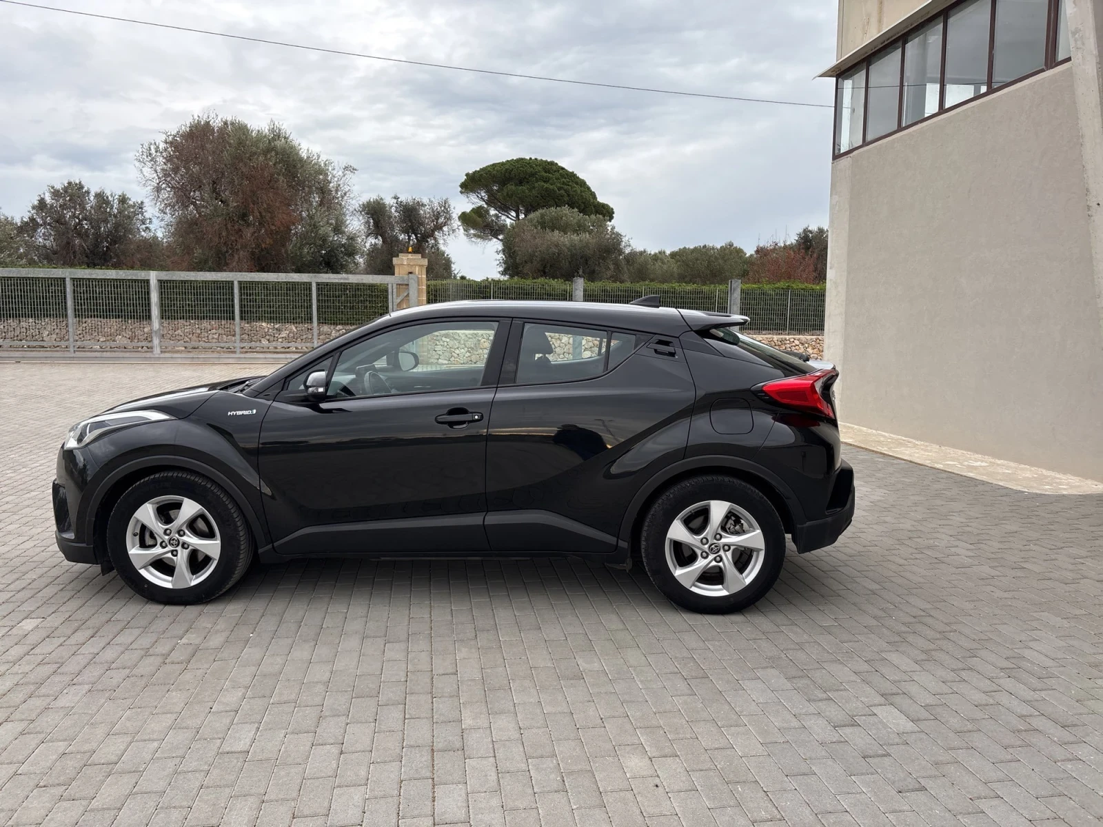 Toyota C-HR 1.8/CarPlay/Подгрев/Нави/45200км/Цена до България - изображение 5