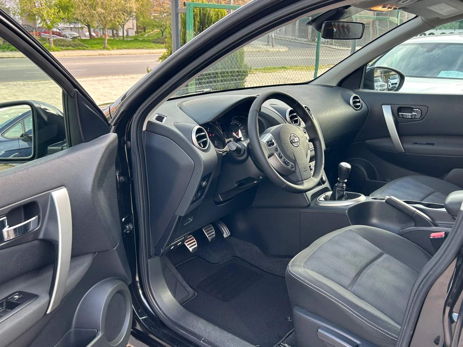 Nissan Qashqai 1.6 DCI, снимка 9 - Автомобили и джипове - 54183635