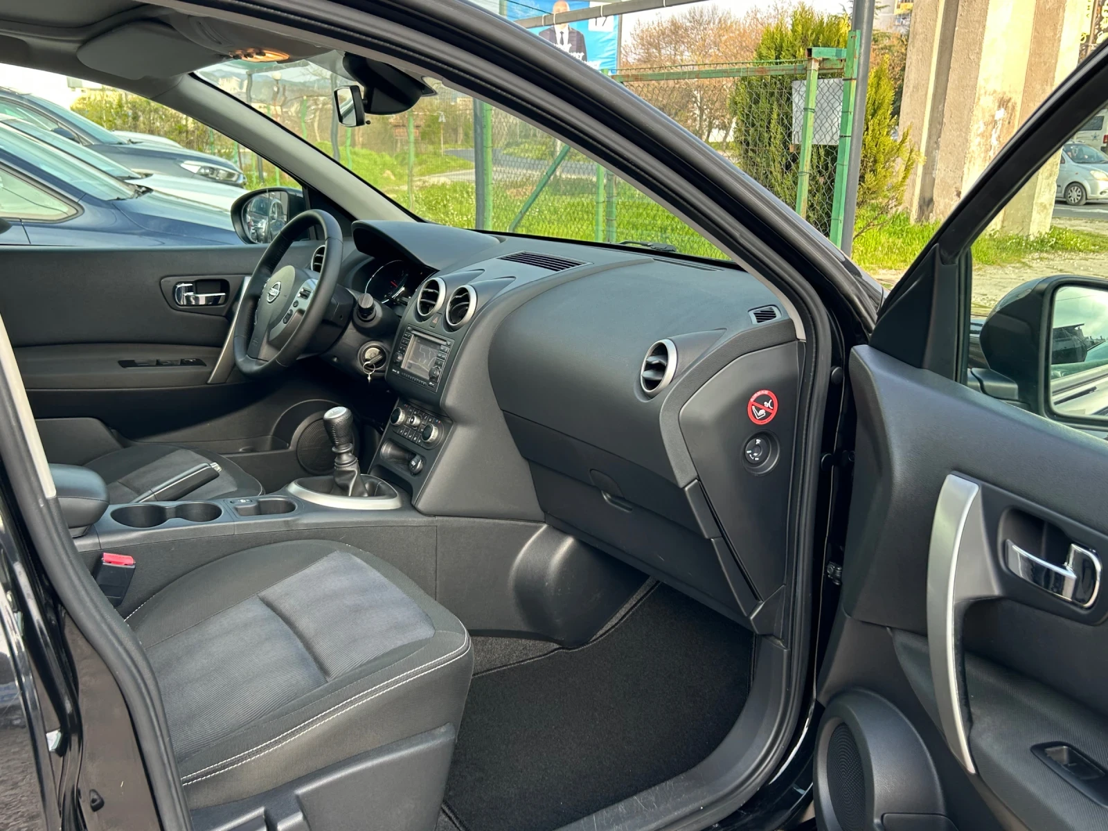 Nissan Qashqai 1.6 DCI, снимка 10 - Автомобили и джипове - 54183635