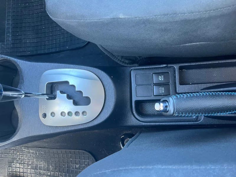 Toyota Yaris Hybrid, снимка 10 - Автомобили и джипове - 52157795