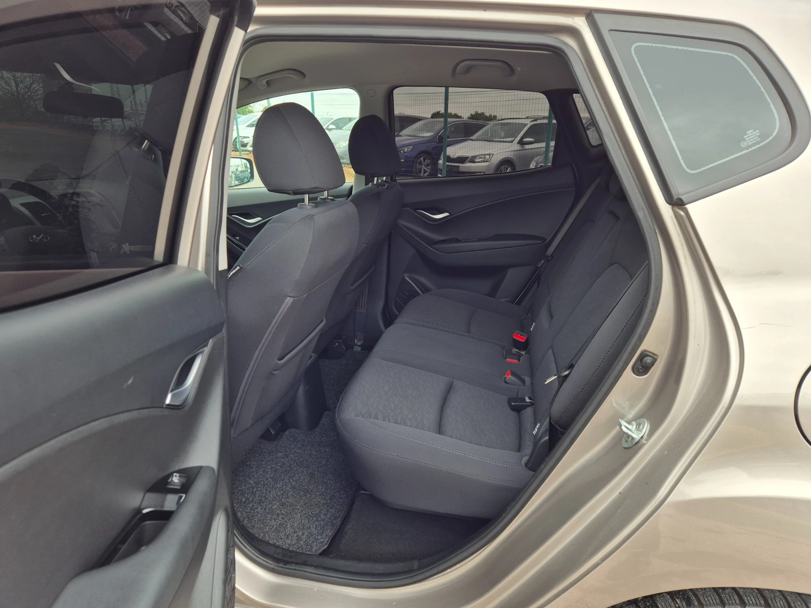 Hyundai Ix20 1.6 D EURO 6B , снимка 12 - Автомобили и джипове - 52693459