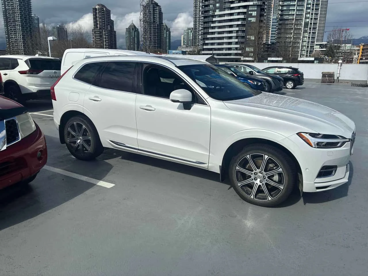 Volvo XC60 bowers & wilkins/360/DISTRONIC/PANO/ОБДУХВАНЕ , снимка 3 - Автомобили и джипове - 53996399