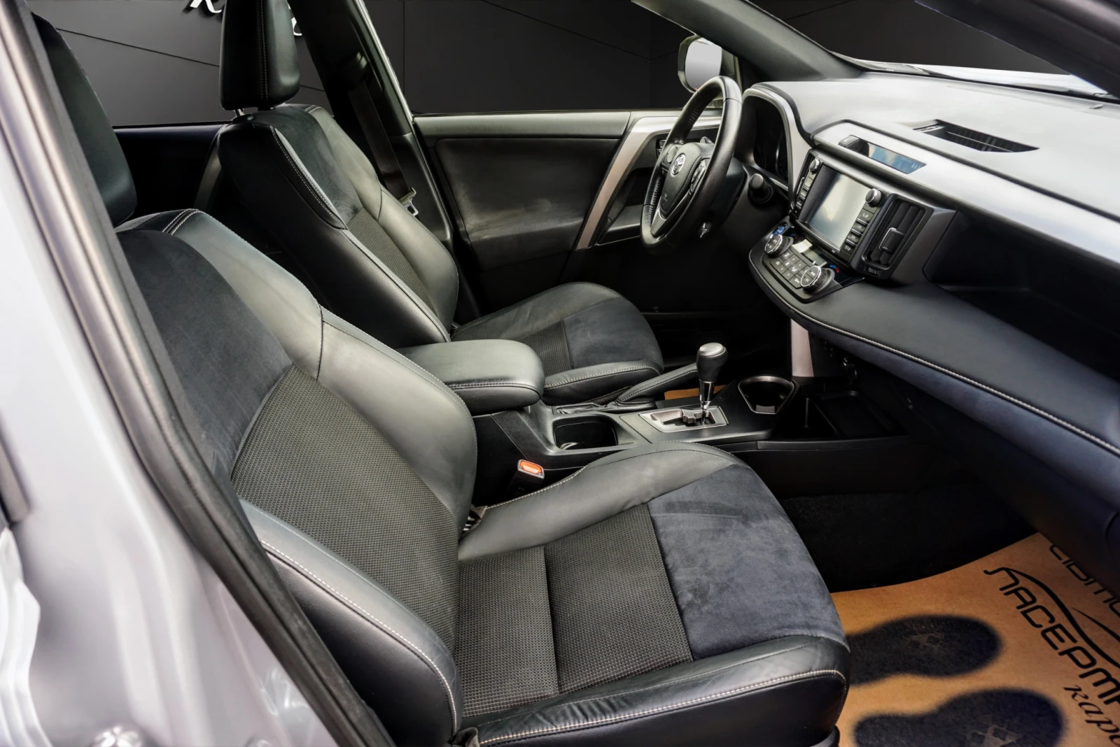 Toyota Rav4 2.5HYBRID STYLE , снимка 13 - Автомобили и джипове - 56105002