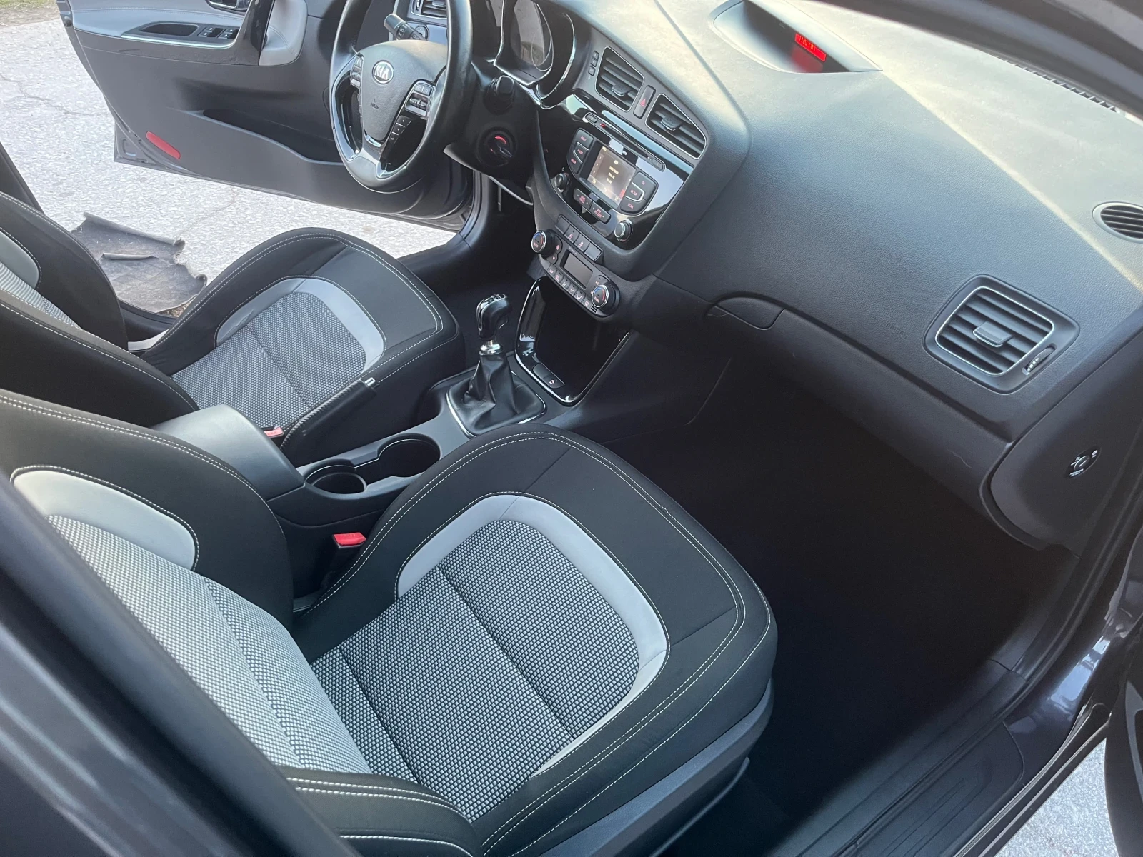 Kia Ceed 1.6 128 к.с, снимка 12 - Автомобили и джипове - 53850456