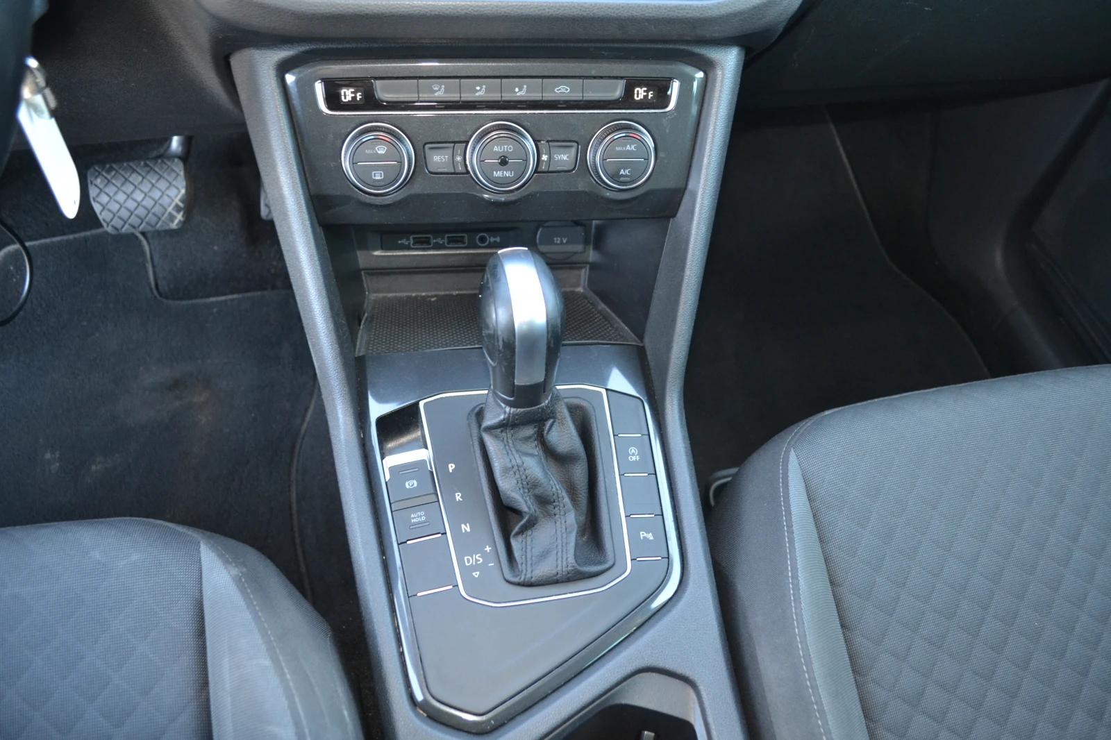 VW Tiguan 2.0TDI-AVTOMAT, снимка 11 - Автомобили и джипове - 56314801