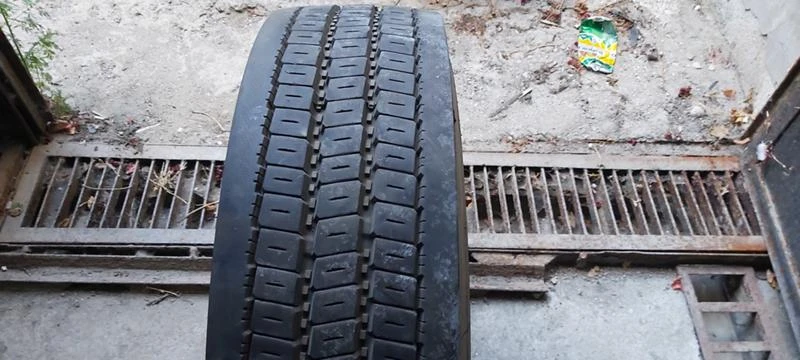 Гуми Летни 215/75R17.5, снимка 1 - Гуми и джанти - 41999392