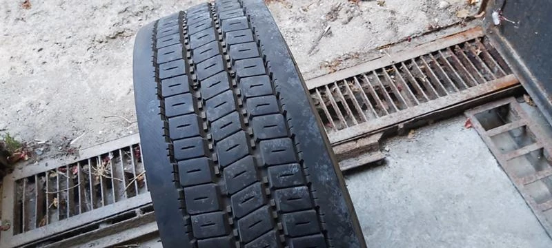 Гуми Летни 215/75R17.5, снимка 2 - Гуми и джанти - 41999392