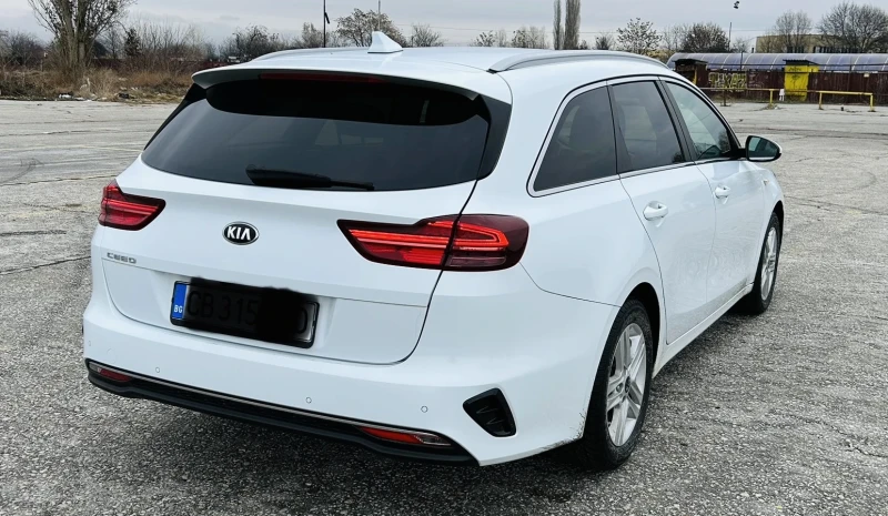 Kia Ceed SW 1.6crdi, снимка 4 - Автомобили и джипове - 48799076